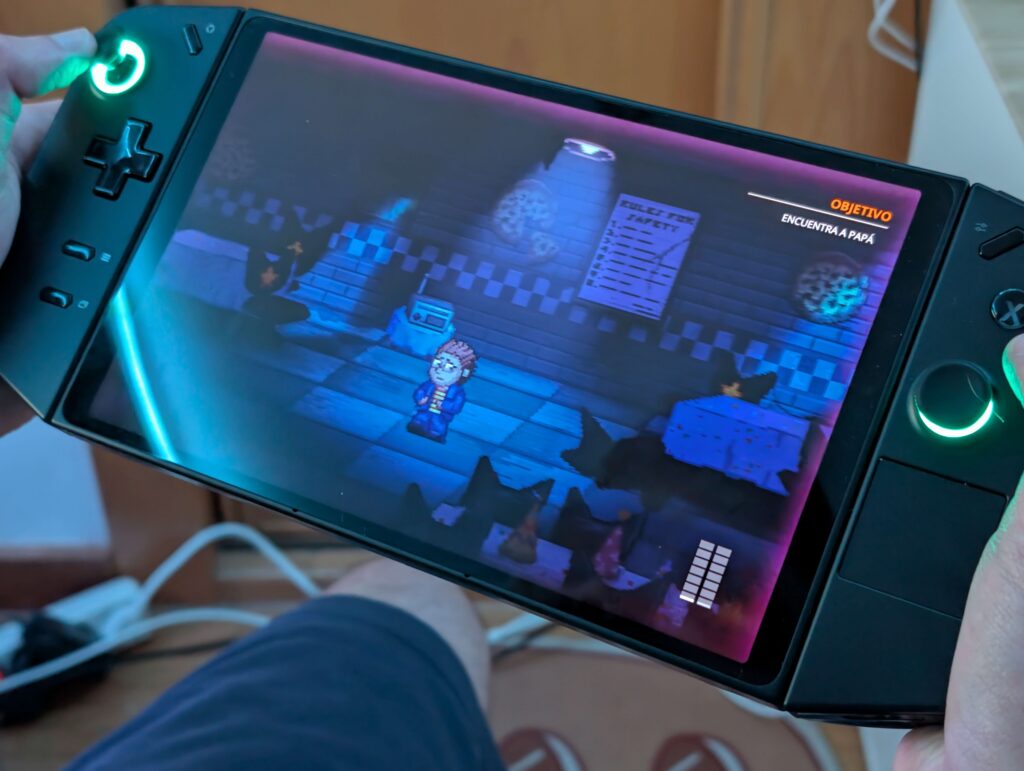 Jugando a Into the Pit en la Legion Go