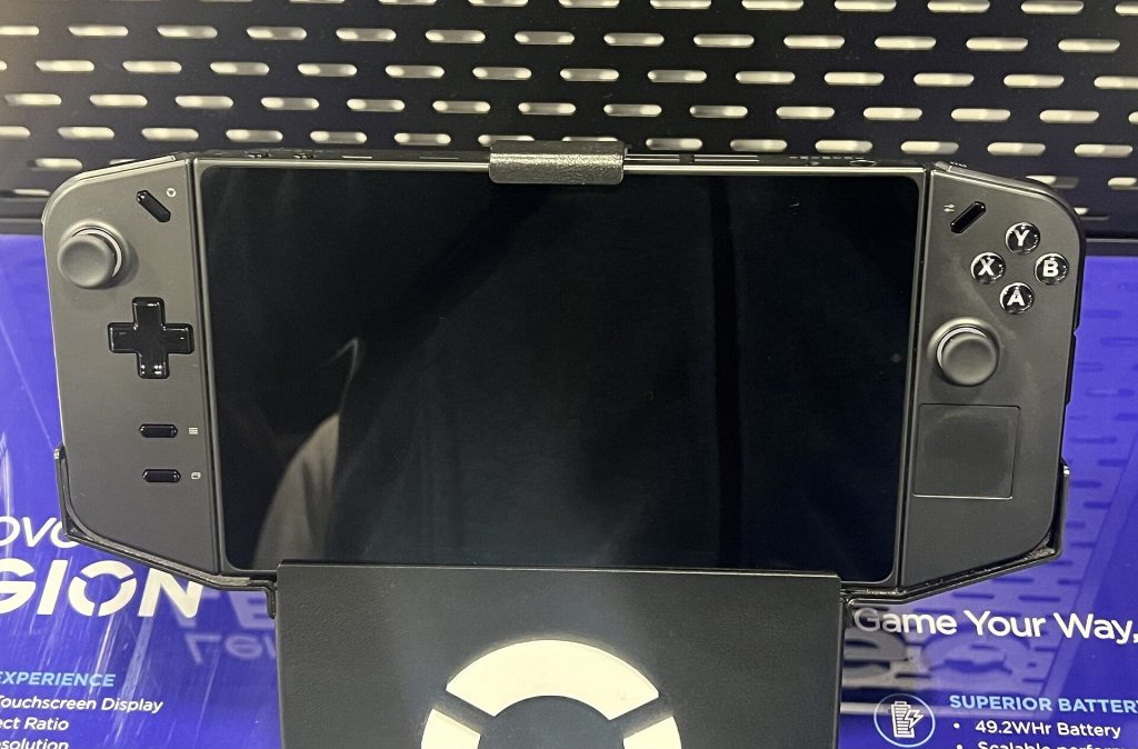 Lenovo Legion Go con los mandos acoplados, en un expositor de tienda