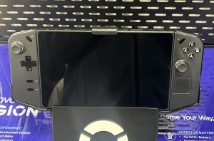 Lenovo Legion Go con los mandos acoplados, en un expositor de tienda