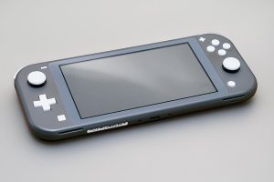 Nintendo Switch Lite gris sobre una mesa