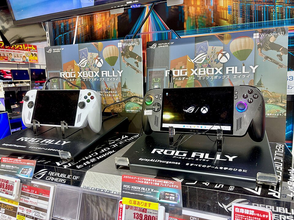 ROG Xbox Ally blanca y ROG Xbox Ally X negra expuestas en una tienda