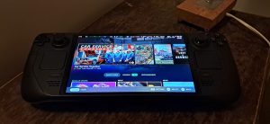 Steam Deck OLED encendida, con la pantalla de inicio de SteamOS